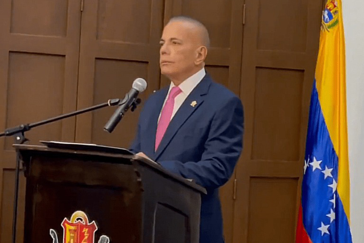 Manuel Rosales asked his cabinet to streamline his positions